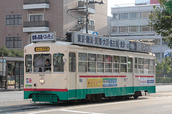 Toyama Chiho Tetsudo (Tram) De 7017