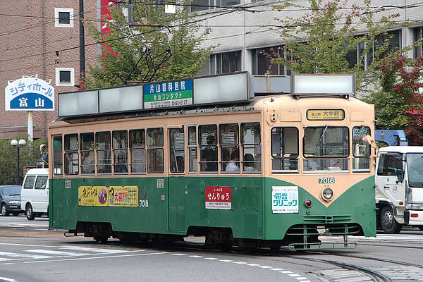 Toyama Chiho Tetsudo (Tram) De 7018