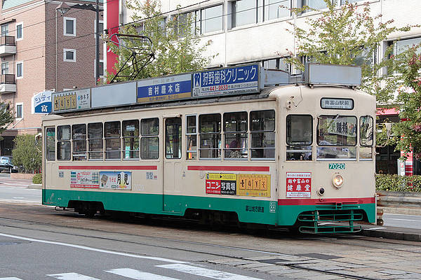 Toyama Chiho Tetsudo (Tram) De 7020