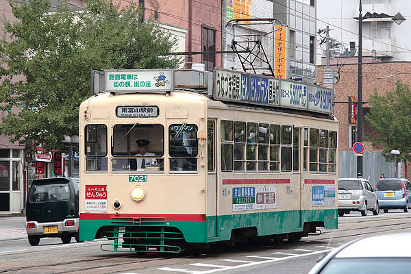 Toyama Chiho Tetsudo (Tram) De 7021