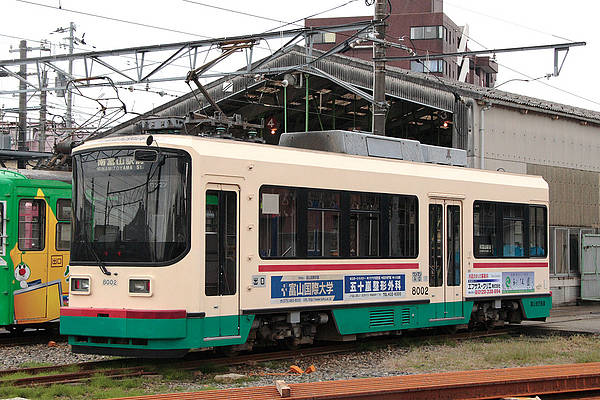 Toyama Chiho Tetsudo (Tram) De 8002